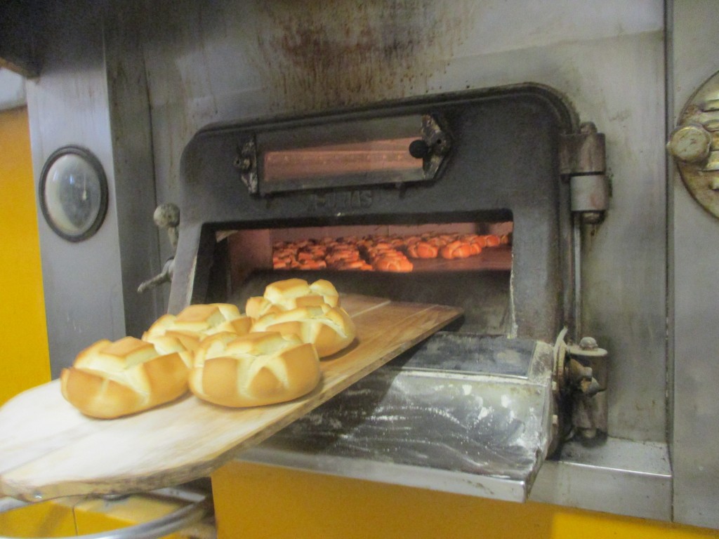 Foto Sacando El Pan Del Horno En La Tahona Almoguera Guadalajara España 4204