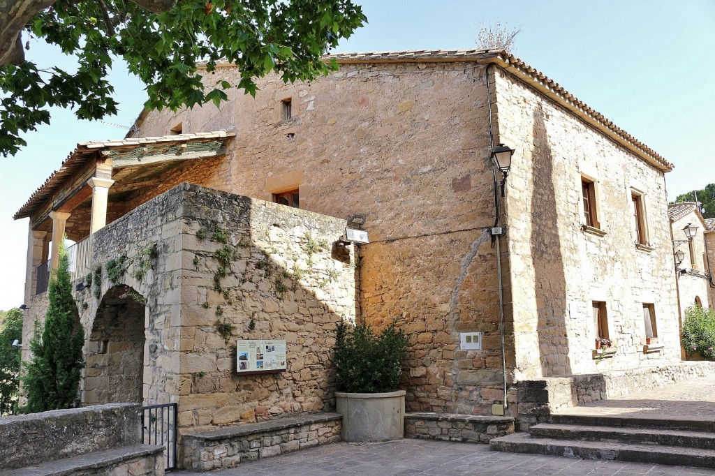 Foto: Pueblo medieval - Talamanca (Barcelona), España