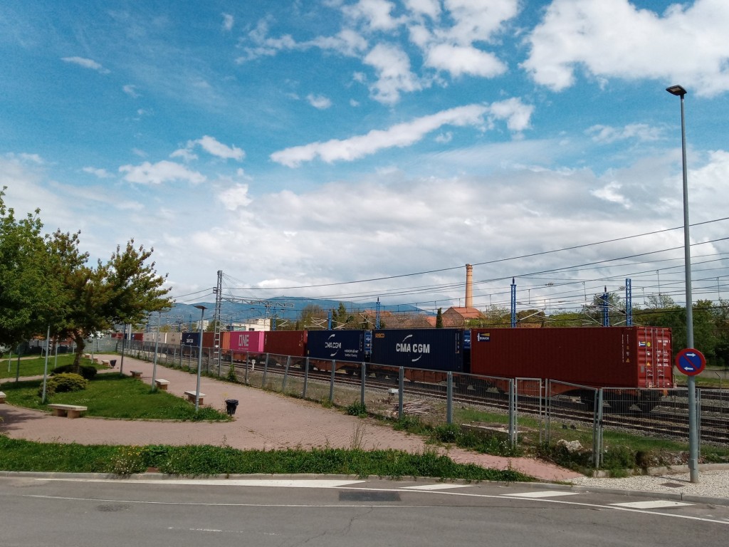 Foto: Paso de tren de contenedores - Calatayud (Aragón), España