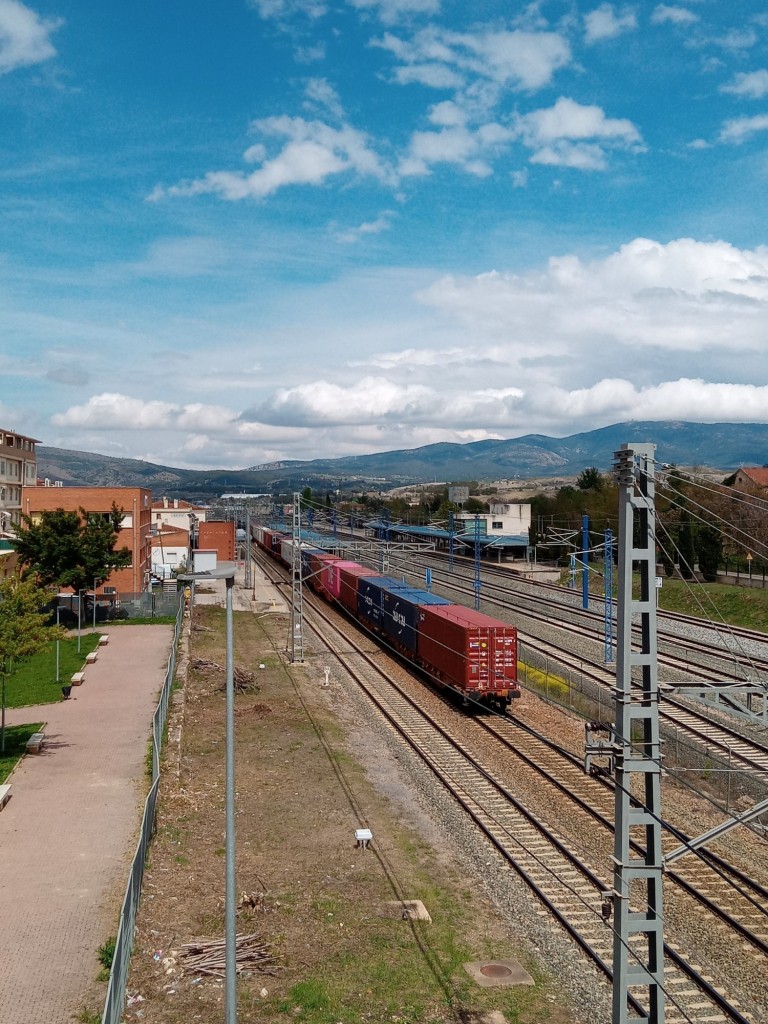 Foto: Paso de tren de contenedores - Calatayud (Aragón), España