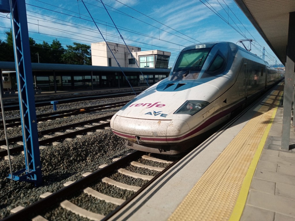 Foto: Tren talgo para alta velocidad - Calatayud (Aragón), España