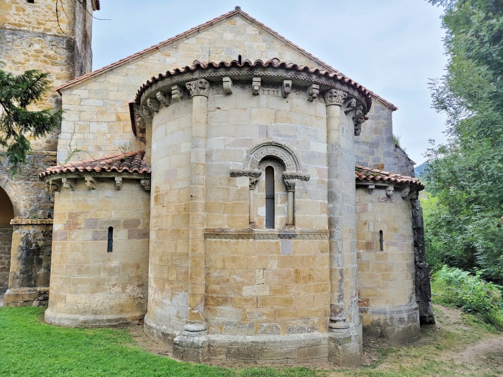 Foto: Monasterio de San Pedro - Villanueva de Cangas de Onís (Asturias), España