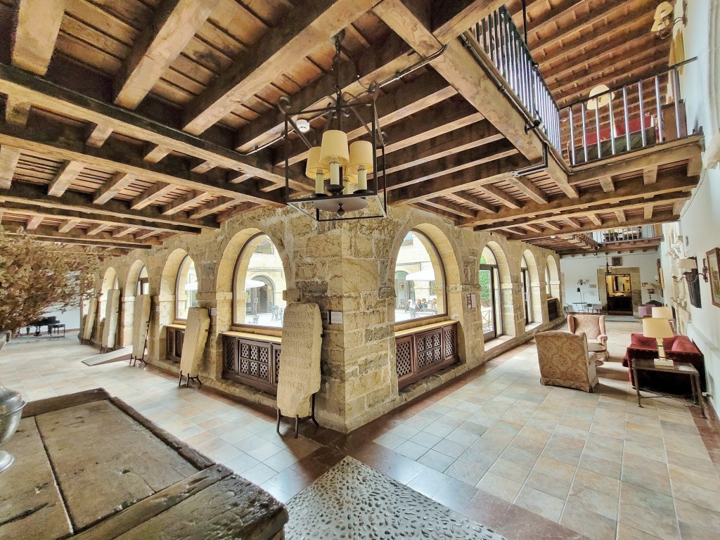 Foto: Monasterio de San Pedro - Villanueva de Cangas de Onís (Asturias), España