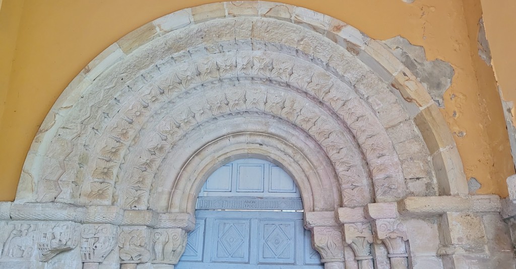 Foto: Monasterio de San Pedro - Villanueva de Cangas de Onís (Asturias), España