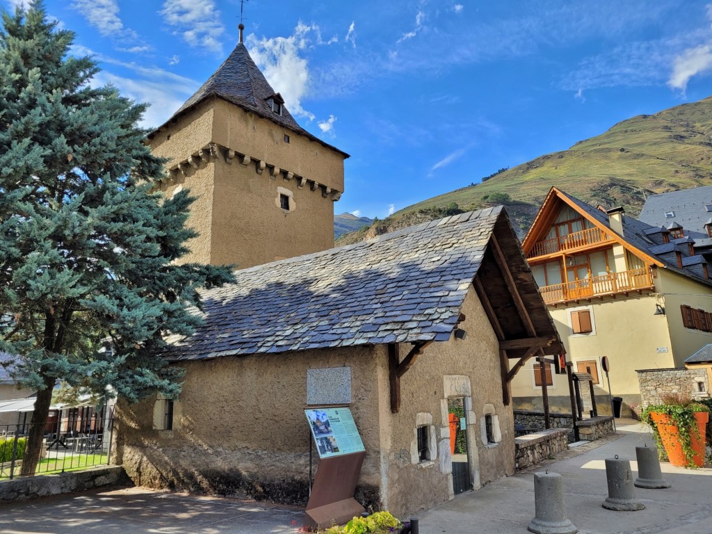 Foto: Vista del pueblo - Arties (Lleida), España