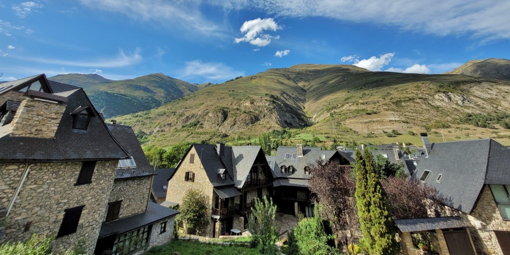 Foto: Vista del pueblo - Arties (Lleida), España