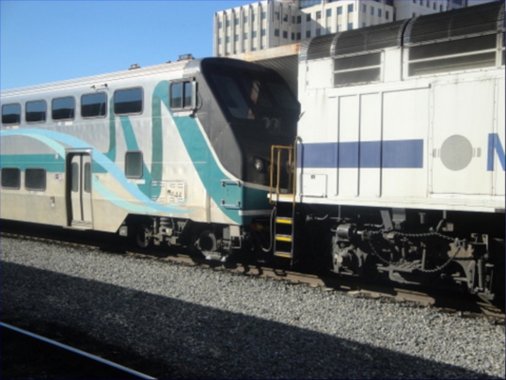 Foto: tren de Metrolink en Union Station, con dos locomotoras - Los Ángeles (California), Estados Unidos