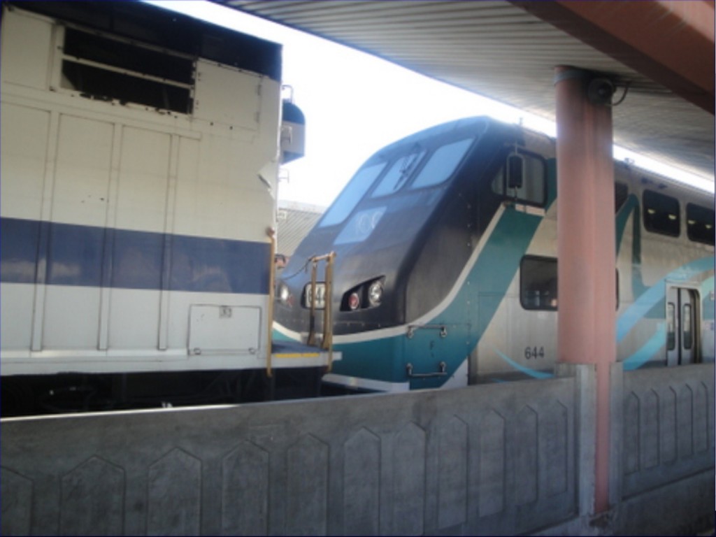 Foto: tren con dos locomotoras de Metrolink en Union Station - Los Ángeles (California), Estados Unidos