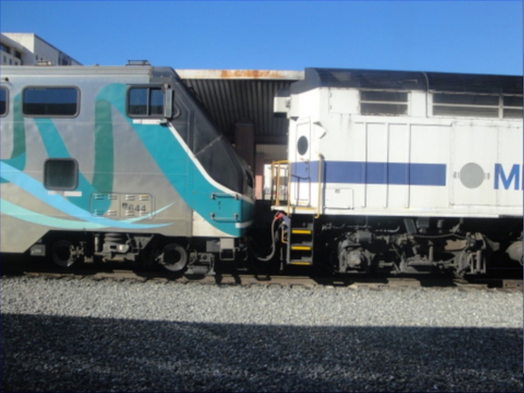 Foto: tren de Metrolink en Union Station, con dos locomotoras - Los Ángeles (California), Estados Unidos