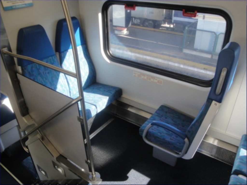 Foto: tren de Metrolink, nivel intermedio (rellano) - Los Ángeles (California), Estados Unidos