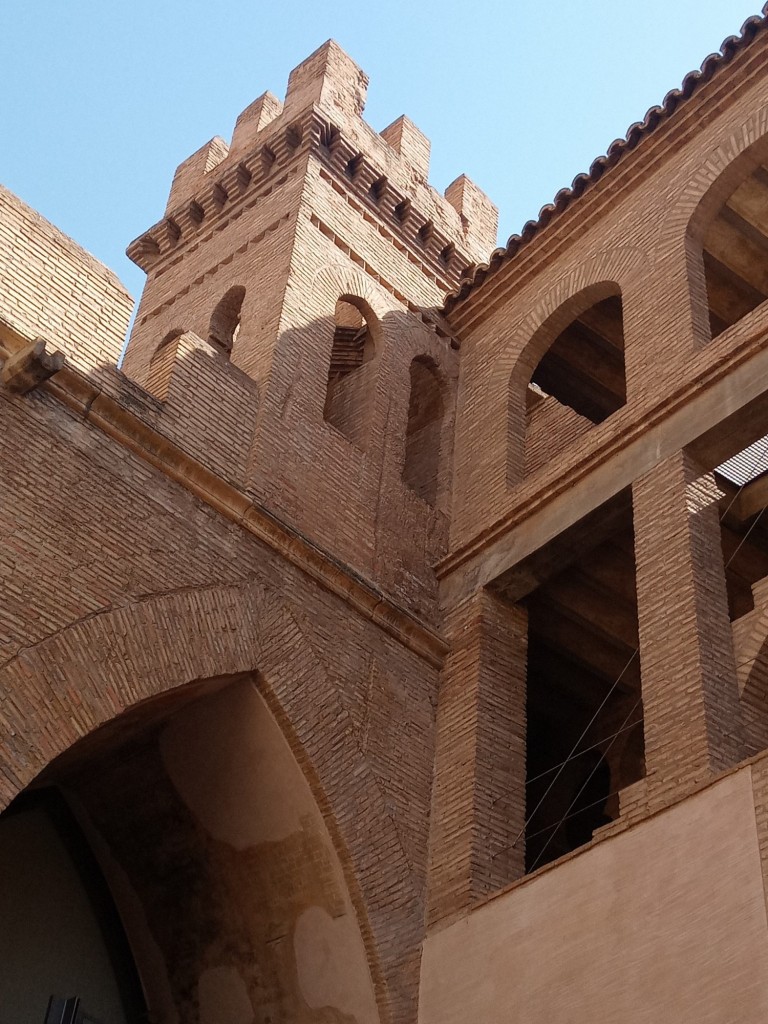 Foto: Castillo de la Aljafería, sede de las Cortes de Aragón - Zaragoza (Aragón), España