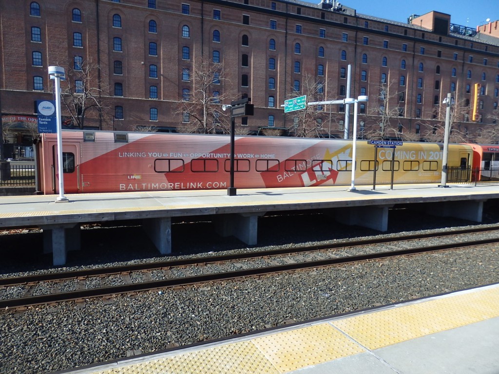 Foto: estación Camden con tren MARC - Baltimore (Maryland), Estados Unidos