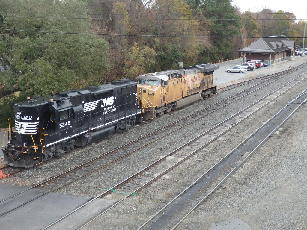 Foto: oficinas de Norfolk Southern, al fondo - North Charleston (South Carolina), Estados Unidos