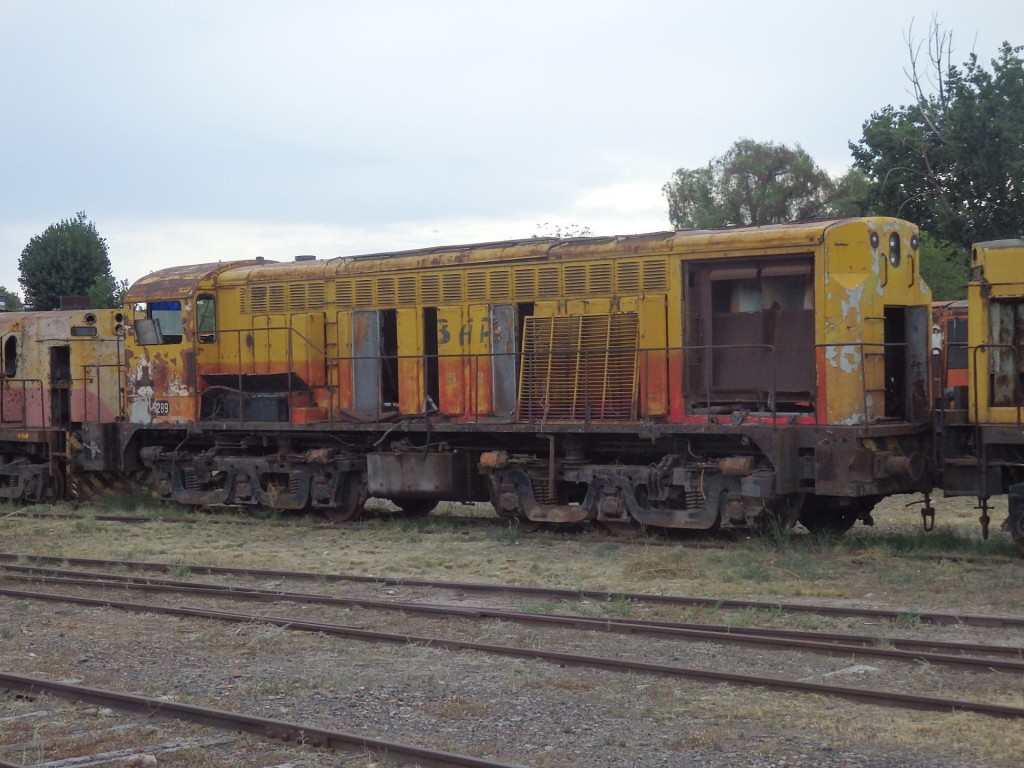 Foto: cementerio de locomotoras en el cuadro de la estación - Mendoza, Argentina