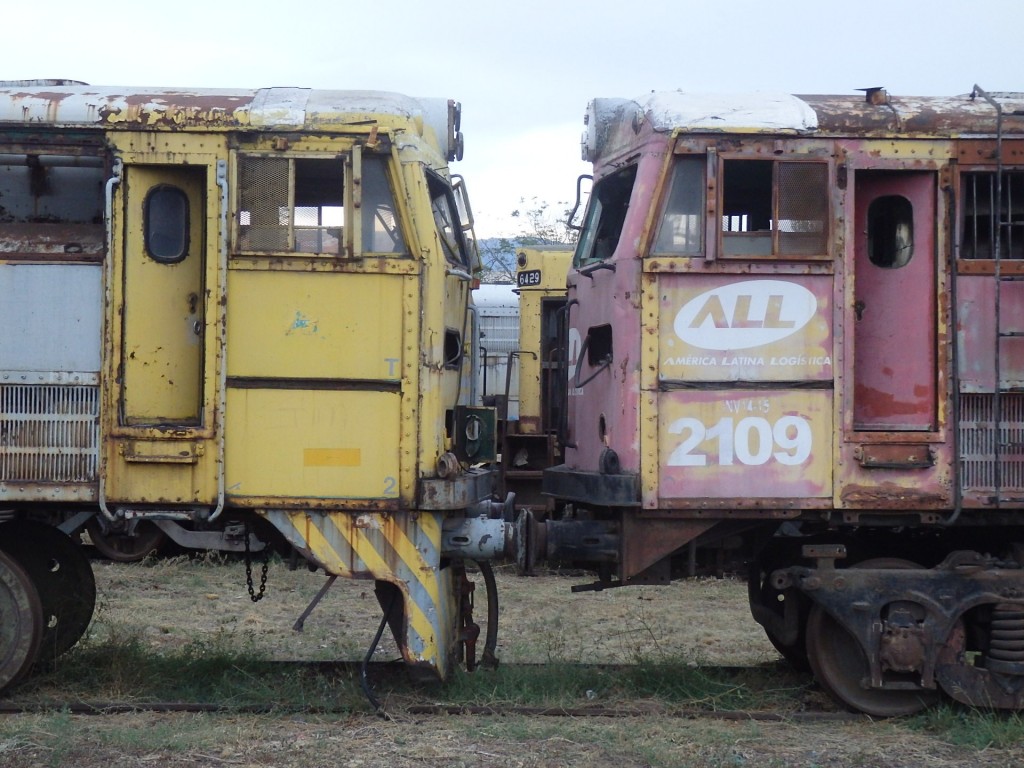 Foto: cementerio de locomotoras en el cuadro de la estación - Mendoza, Argentina