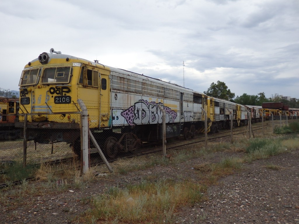 Foto: cementerio de locomotoras en el cuadro de la estación - Mendoza, Argentina