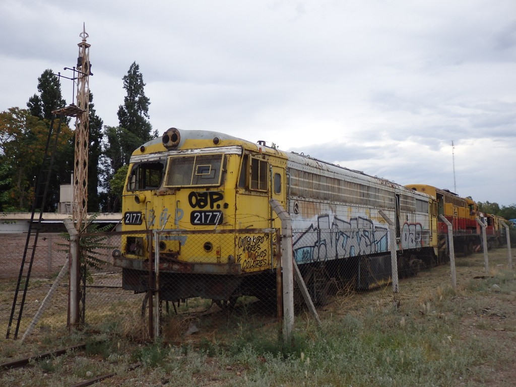 Foto: cementerio de locomotoras en el cuadro de la estación - Mendoza, Argentina