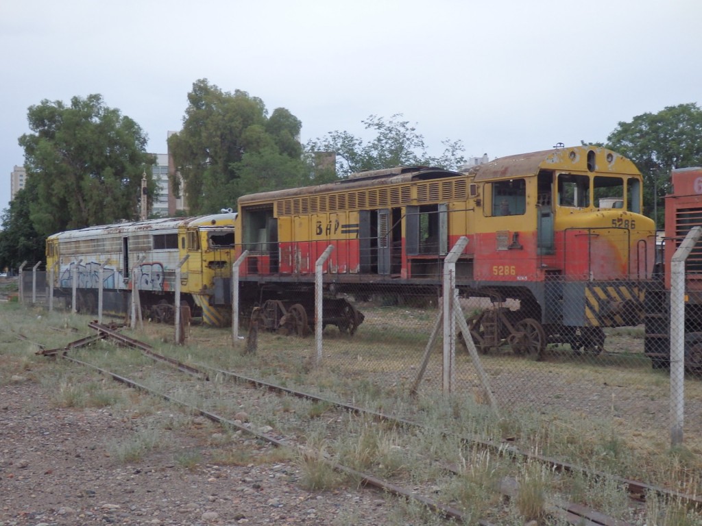 Foto: cementerio de locomotoras en el cuadro de la estación - Mendoza, Argentina