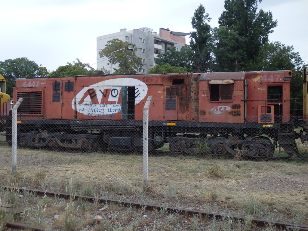 Foto: cementerio de locomotoras en el cuadro de la estación - Mendoza, Argentina