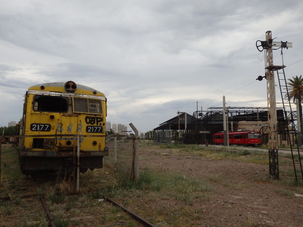 Foto: cementerio de locomotoras en el cuadro de la estación - Mendoza, Argentina