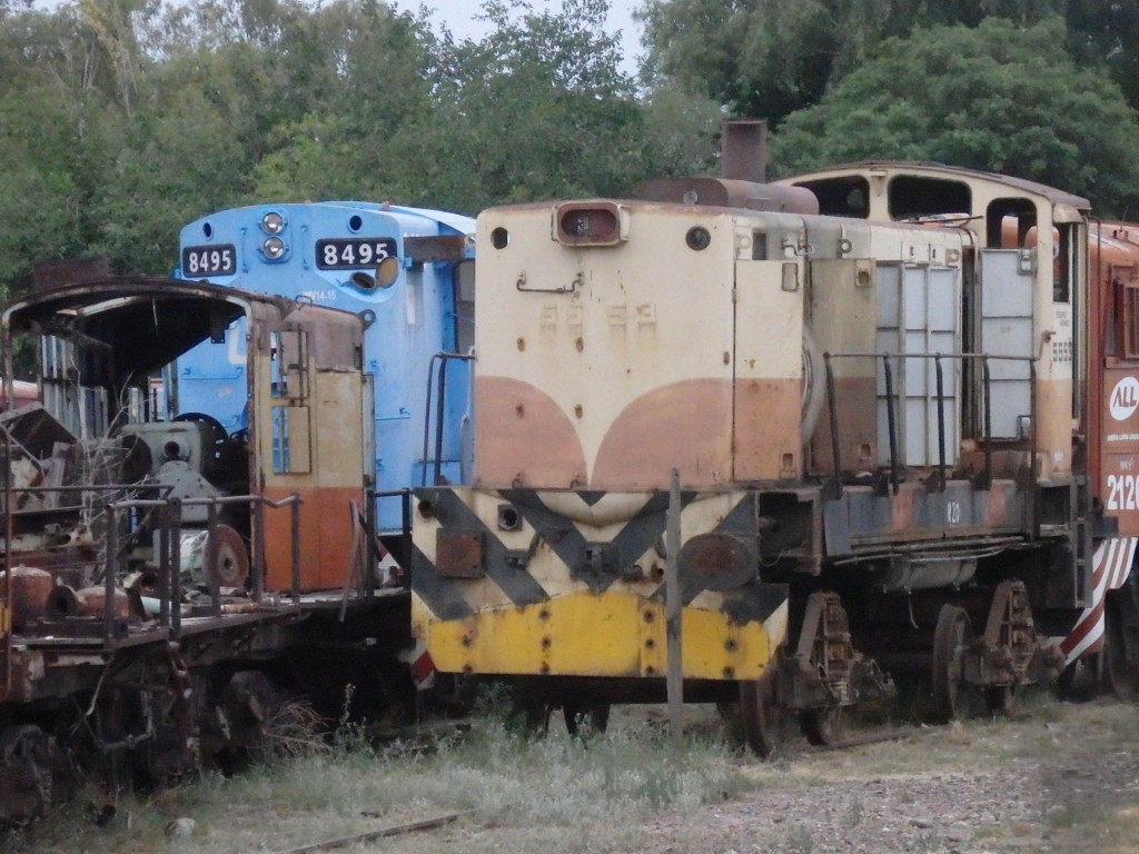 Foto: cementerio de locomotoras en el cuadro de la estación - Mendoza, Argentina