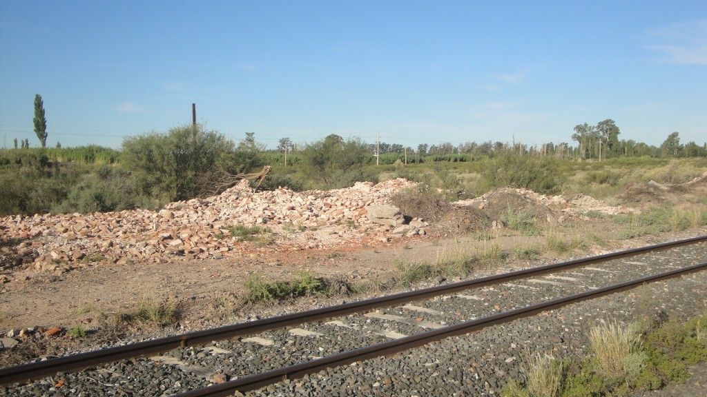 Foto: restos de la ex estación del FC San Martín - Gobernador Civit (Mendoza), Argentina