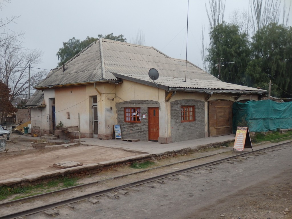 Foto: ex estación Km 1085 del FC Belgrano (Trasandino) - Russell (Mendoza), Argentina