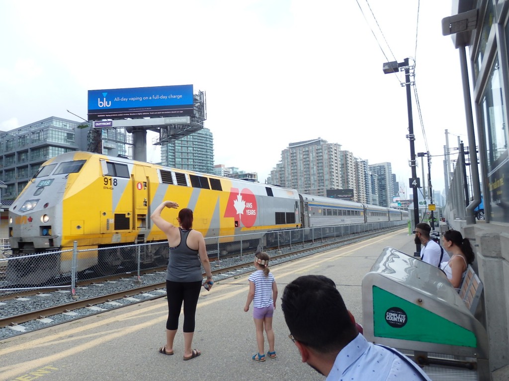 Foto: tren de Via Rail pasando por estación Exhibition - Toronto (Ontario), Canadá