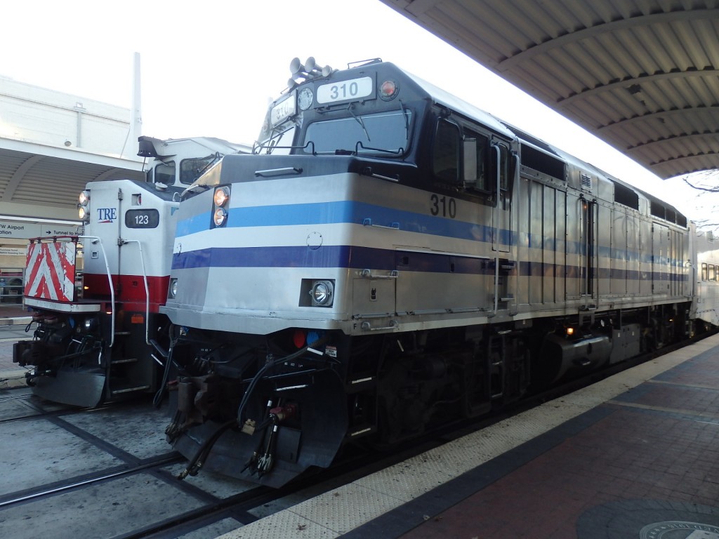 Foto: tren local TRE en Union Station - Dallas (Texas), Estados Unidos