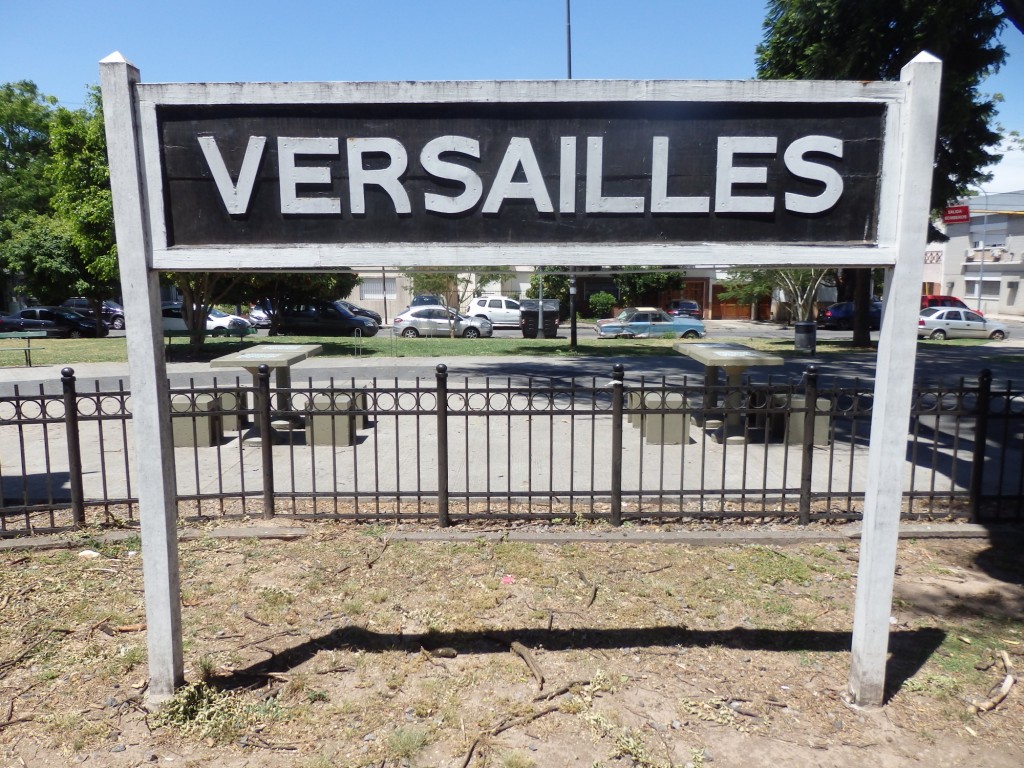 Foto: nomenclador de la desaparecida estación Versailles - Ciudad Autónoma de Buenos Aires (Buenos Aires), Argentina