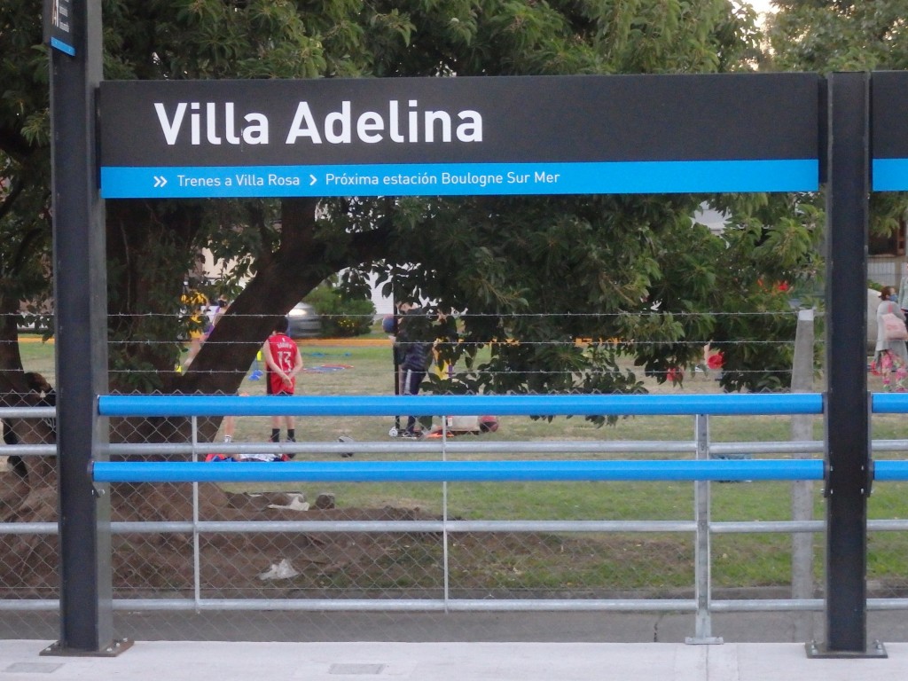 Foto: estación del FC Belgrano (Ferrovías) - Villa Adelina (Buenos Aires), Argentina