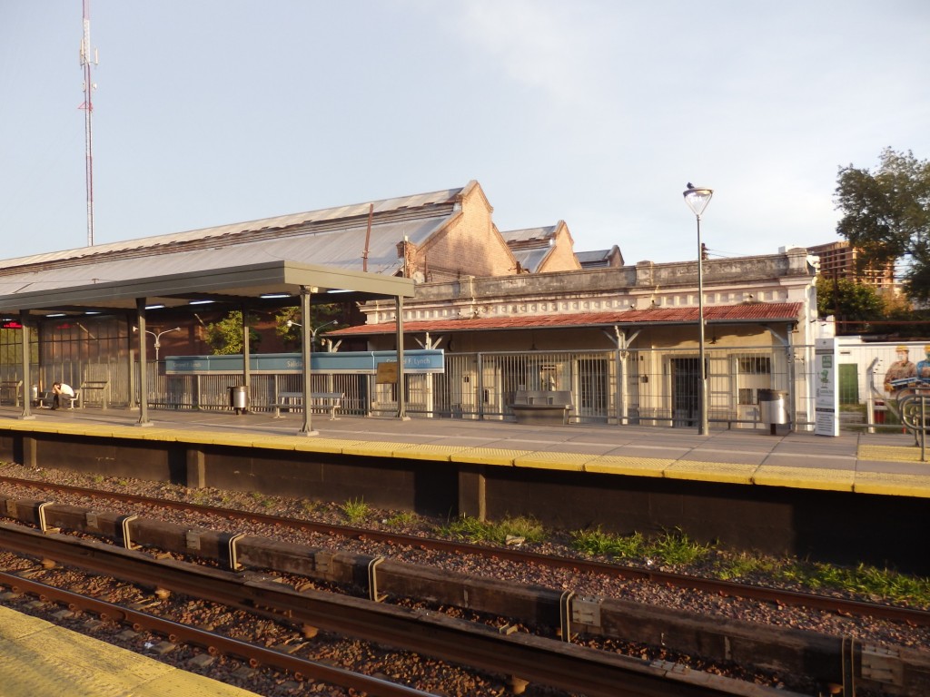 Foto: estación del FC Urquiza y estación antigua - Sáenz Peña / Villa Lynch (Buenos Aires), Argentina