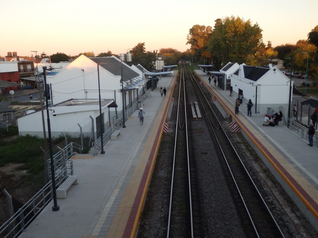 Foto: estación del FC Belgrano (Ferrovías) - Villa Adelina (Buenos Aires), Argentina