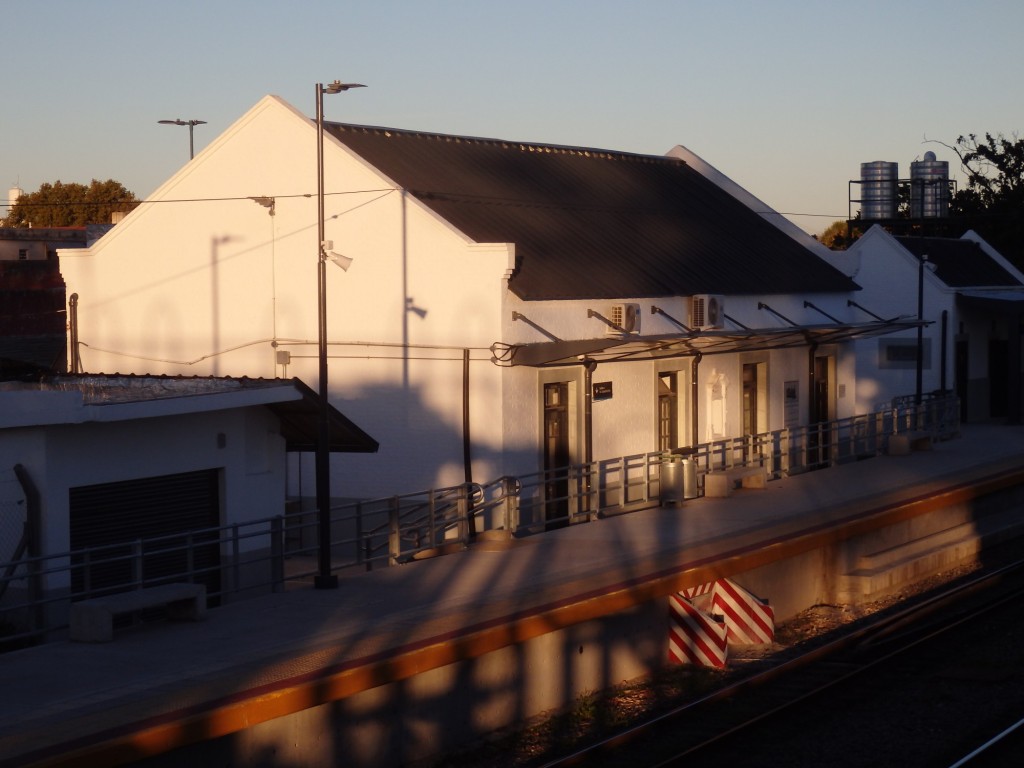 Foto: estación del FC Belgrano (Ferrovías) - Villa Adelina (Buenos Aires), Argentina