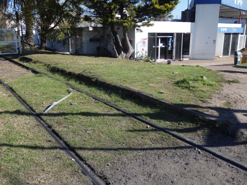 Foto: andén secundario de la ex estación Destilería YPF, FC Roca - Ensenada (Buenos Aires), Argentina