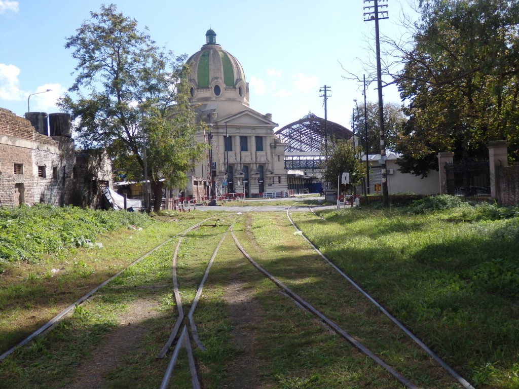 Foto: estación del FC Roca desde la vía del Tren Universitario - La Plata (Buenos Aires), Argentina