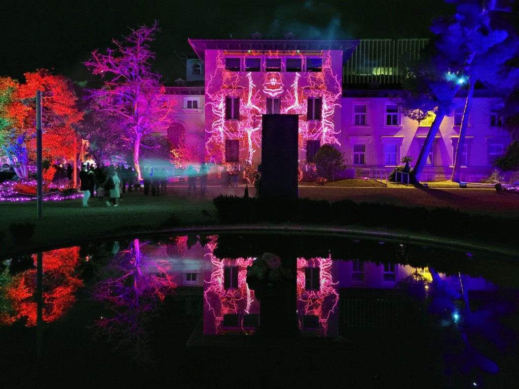 Foto: Luces en los jardines de Torre Girona - Barcelona (Cataluña), España