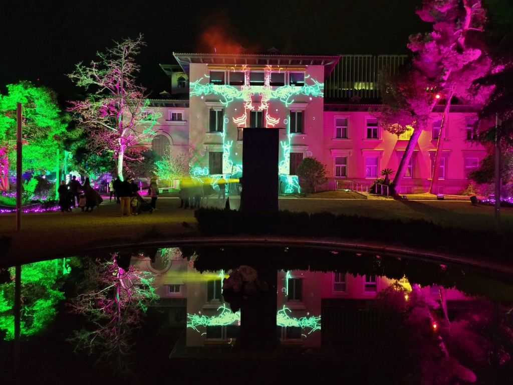 Foto: Luces en los jardines de Torre Girona - Barcelona (Cataluña), España