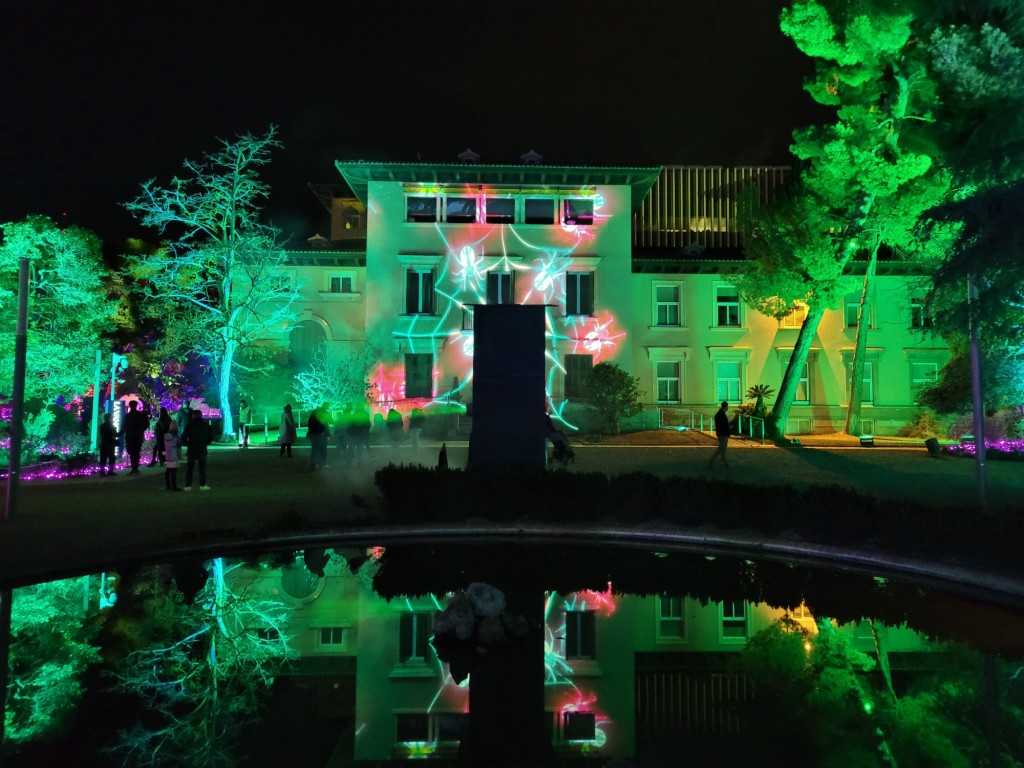 Foto: Luces en los jardines de Torre Girona - Barcelona (Cataluña), España