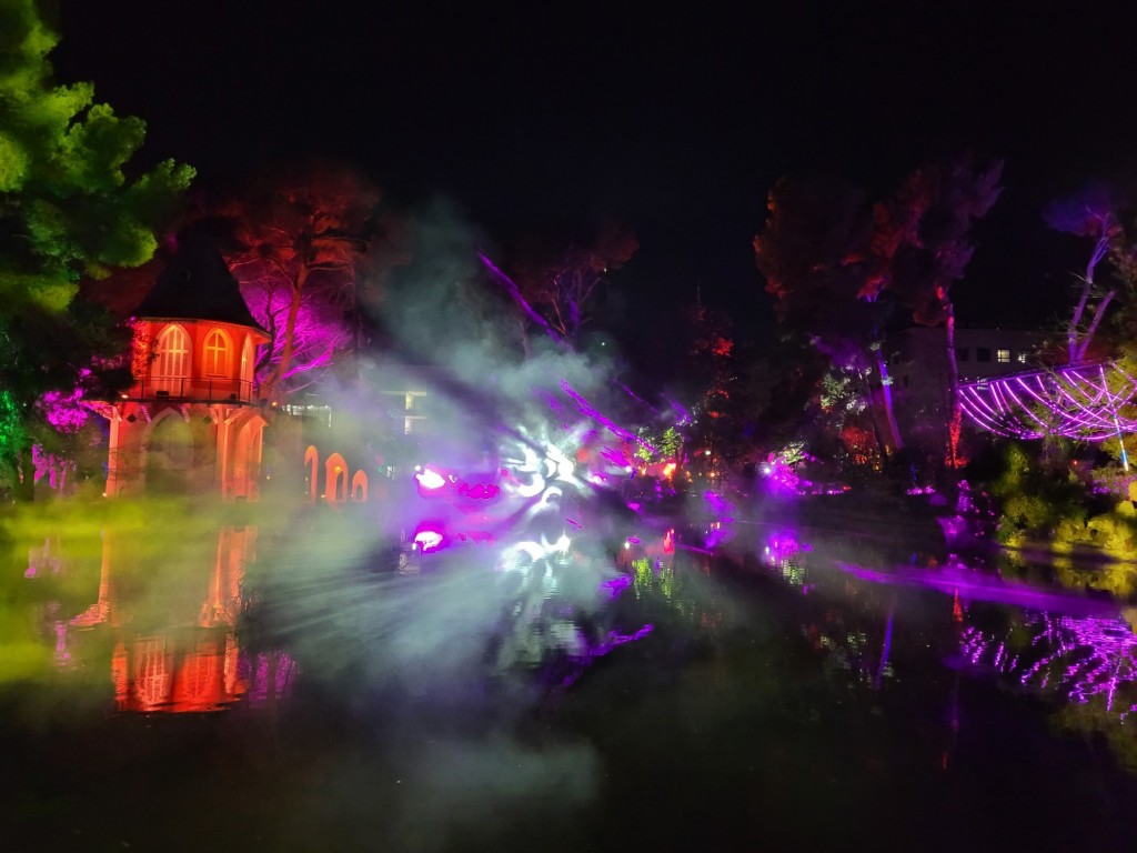 Foto: Luces en los jardines de Torre Girona - Barcelona (Cataluña), España