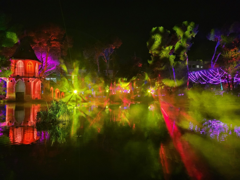 Foto: Luces en los jardines de Torre Girona - Barcelona (Cataluña), España