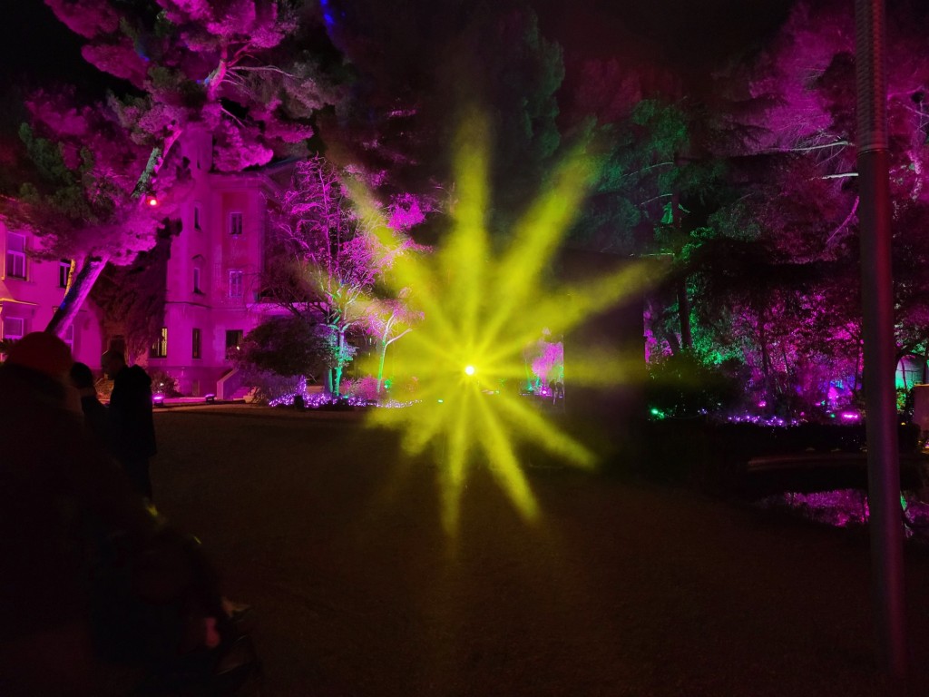 Foto: Luces en los jardines de Torre Girona - Barcelona (Cataluña), España