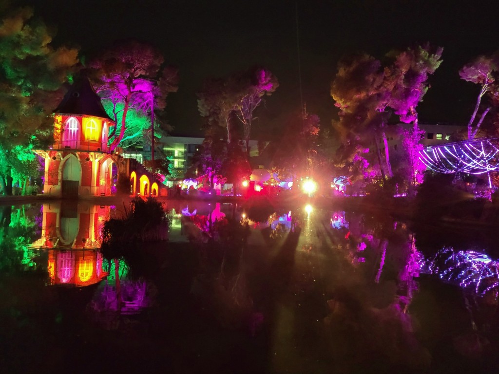 Foto: Luces en los jardines de Torre Girona - Barcelona (Cataluña), España