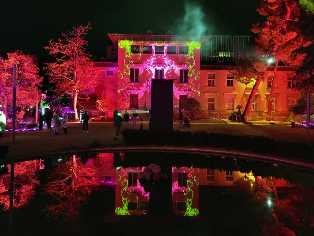 Foto: Luces en los jardines de Torre Girona - Barcelona (Cataluña), España