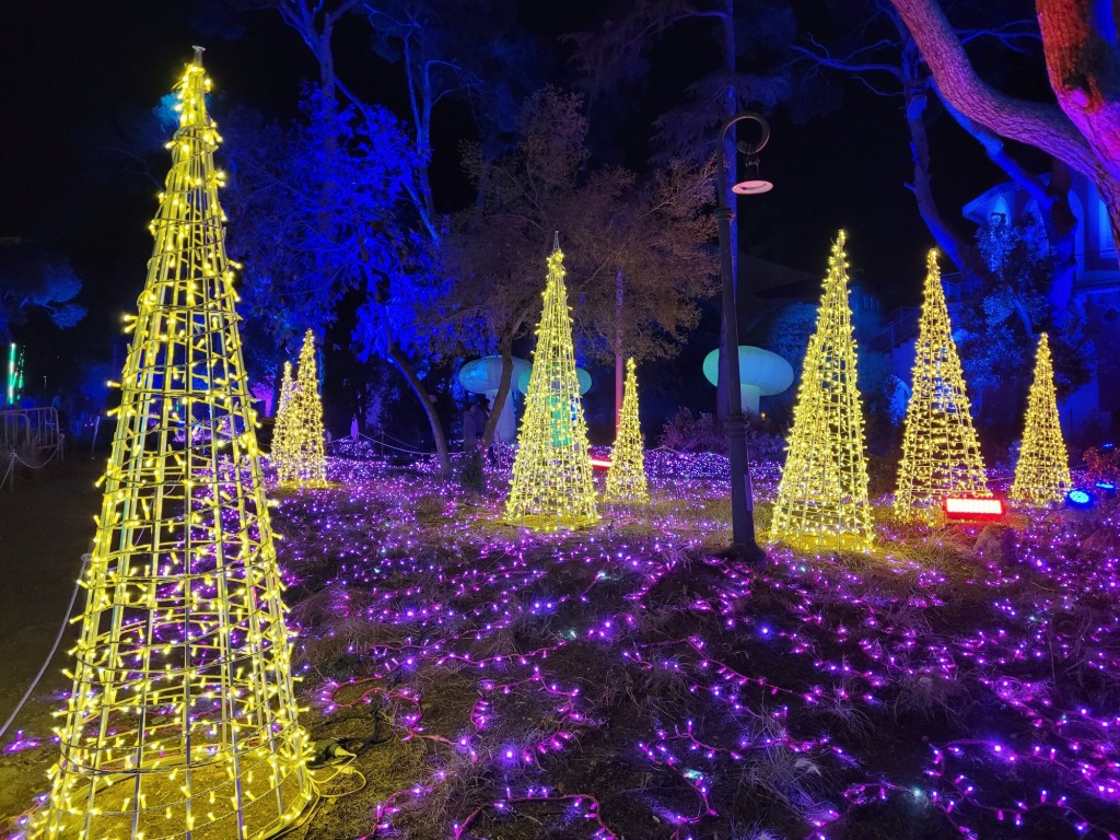 Foto: Luces en los jardines de Torre Girona - Barcelona (Cataluña), España