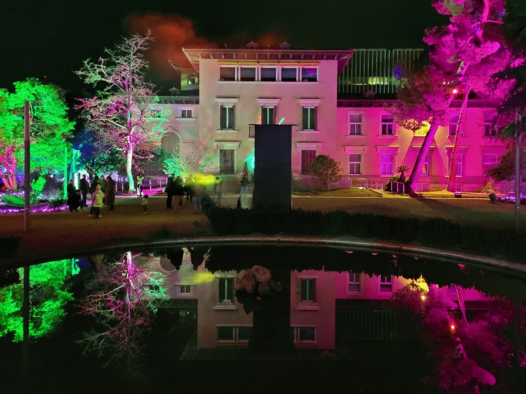 Foto: Luces en los jardines de Torre Girona - Barcelona (Cataluña), España