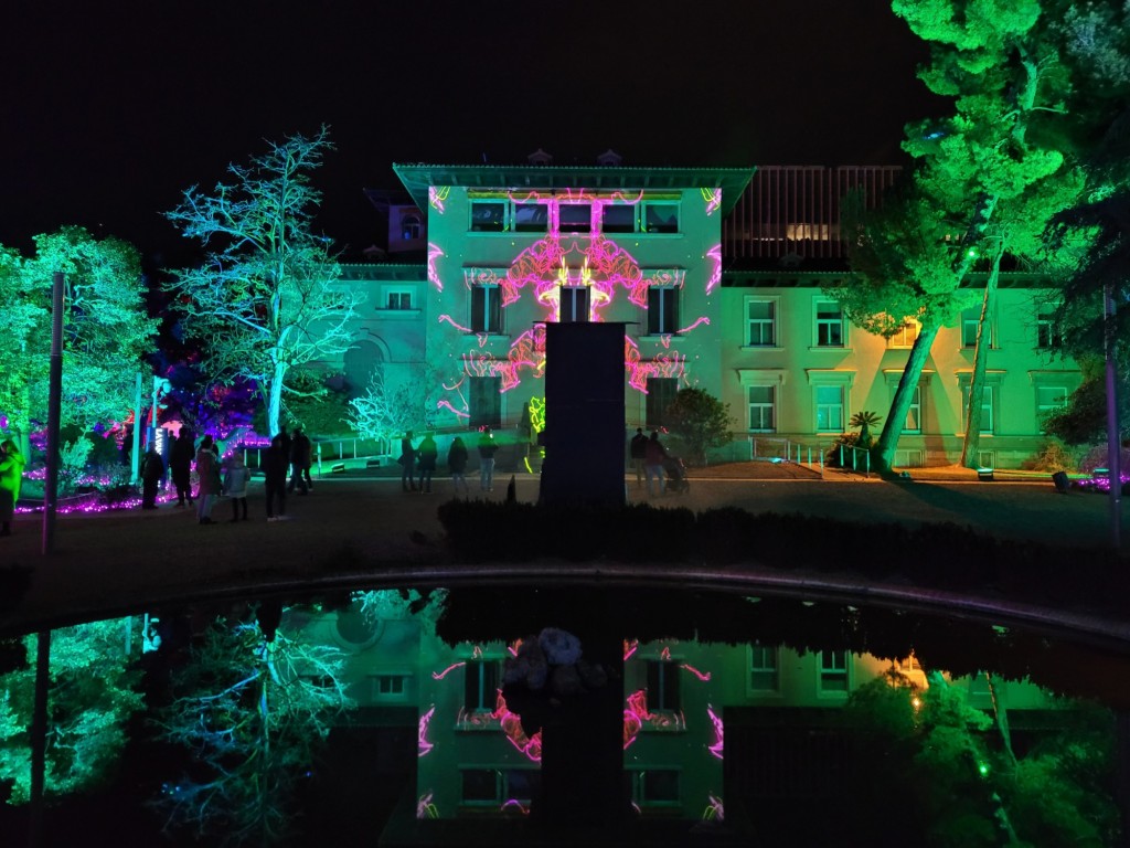 Foto: Luces en los jardines de Torre Girona - Barcelona (Cataluña), España