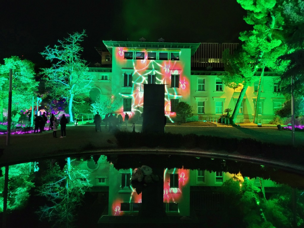 Foto: Luces en los jardines de Torre Girona - Barcelona (Cataluña), España