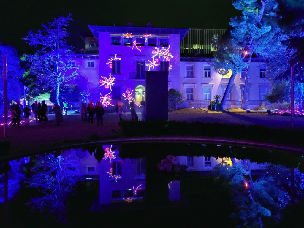 Foto: Luces en los jardines de Torre Girona - Barcelona (Cataluña), España