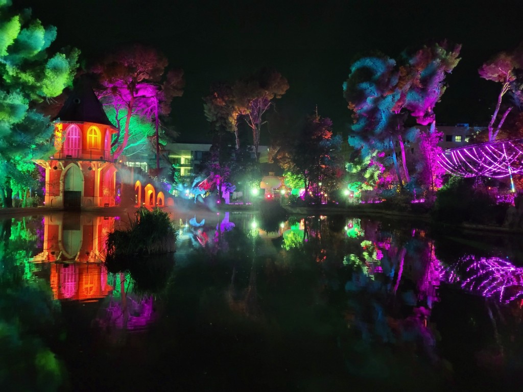 Foto: Luces en los jardines de Torre Girona - Barcelona (Cataluña), España